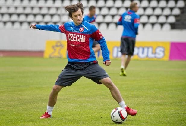 Aktuell Fußball, Training Nationalteam Tschechien Czech player Tomas Rosicky controls the ball during the training prior to the qualification match Czech Republic vs Iceland for the European Championships in Prague, Czech Republic, June 8, 2015. (CTKxPhoto VitxSimanek) CTKPhotoP201506080752501  VIS 005