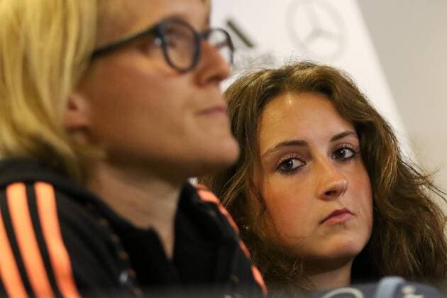 v.li.: Saskia Bartusiak (Deutschland) und Sara Däbritz ( Sara Daebritz , Deutschland) bei der Pressekonferenz, Fussball, FIFA Frauen-WM 2015, Pressekonferenz, xozx