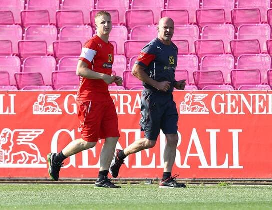 SOCCER - UEFA EURO EM Europameisterschaft Fussball 2016 quali, RUS vs AUT, preview VIENNA,AUSTRIA,08.JUN.15 - SOCCER - UEFA European Championship EM Europameisterschaft 2016, European Qualifiers, OEFB international match Länderspiel Russia vs Austria, preview, training of team AUT. Image shows Martin Hinteregger and physical therapist Mike Steverding (AUT). GEPAxpictures xChristianxOrt