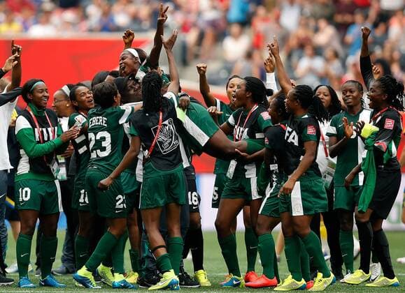 Aktuell Fußball, Damen, WM, Schweden - Nigeria Coach and players hold Ngozi Okobi of Nigeria, the player of the match, up after a group D match between Sweden and Nigeria at the 2015 FIFA Women s World Cup in Winnipeg, Canada, June 8, 2015. The match ended with a 3-3 draw. ) (SP)CANADA-WINNIPEG-FIFA WOMEN S WORLD CUP-GROUP D-SWE VS NGA WangxLili 
