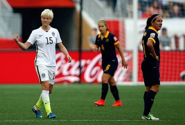 Aktuell Fußball, Damen, WM, USA - Australien Megan Rapinoe (L) of the United States celebrates scoring during the group D match between the United States and Australia at the 2015 FIFA Women s World Cup in Winnipeg, Canada, June 8, 2015. ) (SP)CANADA-WINNIPEG-FIFA WOMEN S WORLD CUP-GROUP D-USA VS AUS WangxLili 