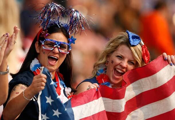 Aktuell Fußball, Damen, WM, USA - Australien Supporters of the United States cheer ahead of the group D match between the United States and Australia at the 2015 FIFA Women s World Cup in Winnipeg, Canada, June 8, 2015. ) (SP)CANADA-WINNIPEG-FIFA WOMEN S WORLD CUP-GROUP D-USA VS AUS WangxLili 