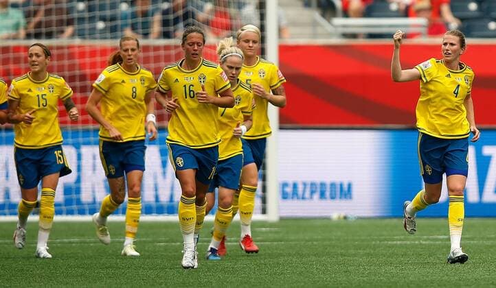Aktuell Fußball, Damen, WM, Schweden - Nigeria Emma Berglund (1st R) of Sweden celebrates the own goal by Nigeria s Desire Oparanozie during a group D match between Sweden and Nigeria at the 2015 FIFA Women s World Cup in Winnipeg, Canada, June 8, 2015. The match ended with a 3-3 draw. ) (SP)CANADA-WINNIPEG-FIFA WOMEN S WORLD CUP-GROUP D-SWE VS NGA WangxLili 