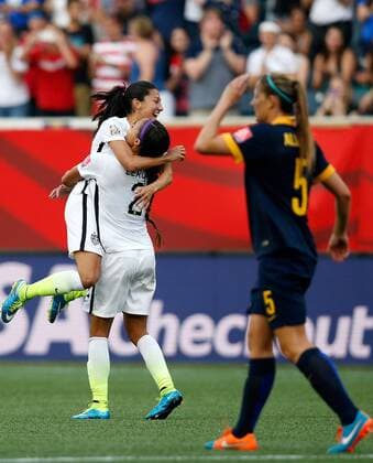Aktuell Fußball, Damen, WM, USA - Australien Christen Press (L) of the United States celebrates scoring during the group D match between the United States and Australia at the 2015 FIFA Women s World Cup in Winnipeg, Canada, June 8, 2015. ) (SP)CANADA-WINNIPEG-FIFA WOMEN S WORLD CUP-GROUP D-USA VS AUS WangxLili 