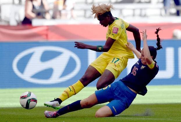 Aktuell Fußball, Damen, WM, Kamerun - Ecuador Gabrielle Onguene (L) of Cameroon shoots during the group C match between Cameroon and Ecuador at the 2015 FIFA Women s World Cup in Vancouver, Canada, June 8, 2015. ) (SP)CANADA-VANCOUVER-FIFA WOMEN S WORLD CUP-GROUP C-CMR VS ECU WangxYuguo 