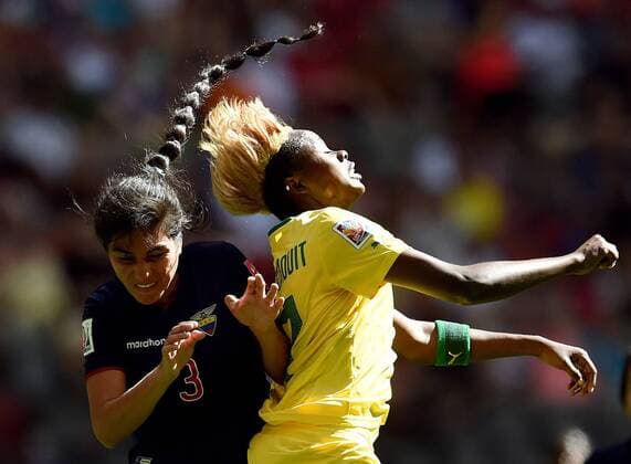 Aktuell Fußball, Damen, WM, Kamerun - Ecuador Nancy Aguilar (L) of Ecuador heads the ball during the group C match between Cameroon and Ecuador at the 2015 FIFA Women s World Cup in Vancouver, Canada, June 8, 2015. ) (SP)CANADA-VANCOUVER-FIFA WOMEN S WORLD CUP-GROUP C-CMR VS ECU WangxYuguo 