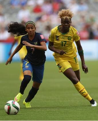 Aktuell Fußball, Damen, WM, Kamerun - Ecuador Gaelle Enganamouit (R) of Cameroon vies with Ingrid Rodriguez of Ecuador during their group C match at the 2015 FIFA Women s World Cup in Vancouver, Canada, June 8, 2015. ) (SP)CANADA-VANCOUVER-FIFA WOMEN S WORLD CUP-GROUP C-CMR VS ECU QinxLang 