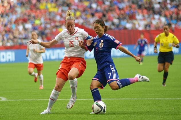 Aktuell Fußball, Damen, WM, Japan - Schweiz Switzerland s Caroline Abbe (L) battles with Japan s Kozue Ando during their group C match at the 2015 FIFA Women s World Cup in Vancouver, Canada, on June 8, 2015. Japan won 1-0. ) (SP)CANADA-VANCOUVER-FOOTBALL-FIFA WOMEN S WORLD CUP-JPN VS. SUI SergeixBachlakov 