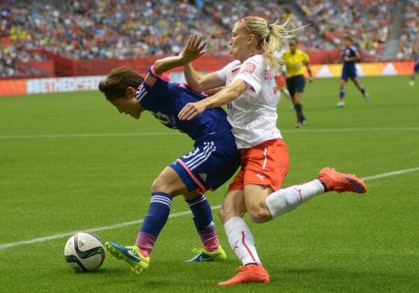 Aktuell Fußball, Damen, WM, Japan - Schweiz Switzerland s Florijana Ismaili (R) vies with Japan s Saori Ariyoshi during their group C match at the 2015 FIFA Women s World Cup in Vancouver, Canada, on June 8, 2015. Japan won 1-0. ) (SP)CANADA-VANCOUVER-FOOTBALL-FIFA WOMEN S WORLD CUP-JPN VS. SUI SergeixBachlakov 