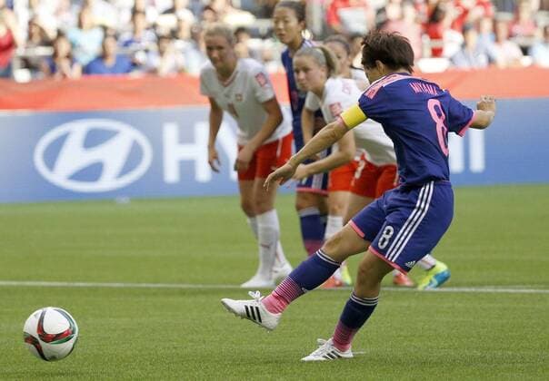 Aktuell Fußball, Damen, WM, Japan - Schweiz Nadeshiko Japan score opener in Women s World Cup match Aya Miyama (R) of Japan scores from the penalty spot during the first half of a Women s World Cup Group C match against Switzerland at BC Place Stadium in Vancouver, Canada, on June 8, 2015. 