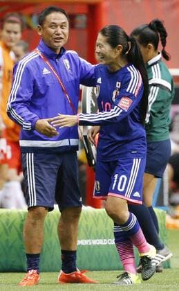 Aktuell Fußball, Damen, WM, Japan - Schweiz Japan v. Switzerland in Women s World Cup Japan coach Norio Sasaki congratulates Homare Sawa (10) on her performance as she returns to the bench during the second half of a women s World Cup Group C game against Switzerland at BC Place Stadium in Vancouver, Canada, on June 8, 2015. 