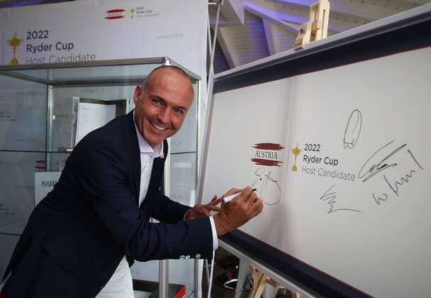 GOLF - Lyoness Open 2015 ATZENBRUGG,AUSTRIA,09.JUN.15 - GOLF - PGA Golf Herren European Tour, Lyoness Open, Diamond Country Club. Image shows minister of sports and defense Gerald Klug. Keywords: sign, Ryder Cup. GEPAxpictures xDanielxGoetzhaber