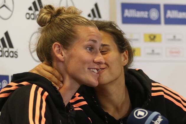 v.li.: Simone Laudehr (Deutschland) bekommt für ihre Lobhudelei ein Küsschen von Dzsenifer Marozsan (Deutschland), Bussi, Fussball, FIFA Frauen-WM 2015, Pressekonferenz, xozx