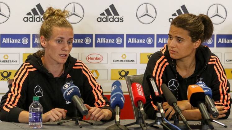 v.li.: Simone Laudehr (Deutschland) und Dzsenifer Marozsan (Deutschland) bei der Pressekonferenz, Fussball, FIFA Frauen-WM 2015, Pressekonferenz, xozx