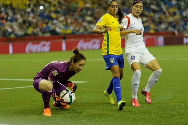Jun Minkyung (1) of Korea makes a save during the Fifa Women s World Cup Group E match between Brazil and Korea Republic at Olympic Stadium in Montreal, Canada on May 9, 2015. Fifa Women s World Cup: Brazil vs Korea Republic June 9 - ZUMAc04_