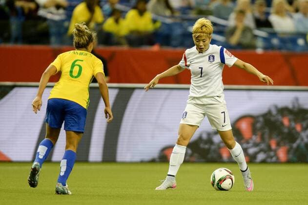 Jeon Gaeul (7) of Korea with the ball during the Fifa Women s World Cup Group E match between Brazil and Korea Republic at Olympic Stadium in Montreal, Canada on May 9, 2015. Fifa Women s World Cup: Brazil vs Korea Republic June 9 - ZUMAc04_