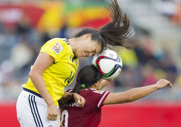 MONCTON, June 9, 2015 -- Nataly Arias (L) of Colombia vies with Charlyn Corral of Mexico during their group F match at the 2015 FIFA Women s World Cup in Moncton, Canada, June 9, 2015. The match ended in a 1-1 draw. ) (SP)CANADA-MONCTON-FIFA WOMEN S WORLD CUP-GROUP F-COLOMBIA VS MEXICO ZouxZheng 