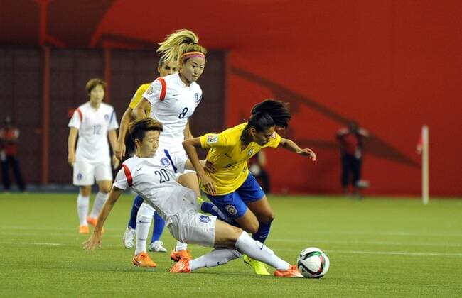 MONTREAL, June 9, 2015 -- Tamires (R) of Brazil veis against Kim Hyeri(Bottom) of South Korea during their group E match at the 2015 FIFA Women s World Cup in Montreal, Canada, on June 9, 2015. Brazil won 2-0. ) (SP)CANADA-MONTREAL-FIFA WOMEN S WORLD CUP-BRAZIL VS SOUTH KOREA KadrixMohamed 