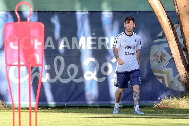 LA SERENA, June 9, 2015 -- Lionel Messi, of Argentina s national soccer team, takes part in a training session, in La Serena, Chile, on June 9, 2015. Argentina will debut on the Copa America 2015 against Paraguay on June 13. Juan Roleri TELAM) (da) (SP)CHILE-LA SERENA-ARGENTINA-COPA AMERICA-TRAINING e TELAM 