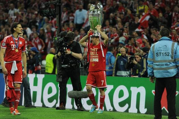 Fußball, FC Bayern München, Champions League Sieger 2013 FC Bayern München ist Champions League Sieger 2012 2013, Finale, London, Franck Ribery mit der Trophäe und Daniel van Buyten