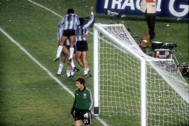 Weltmeisterschaft Vorrunde, Argentinien - Frankreich in Buenos Aires: Argentinier beim Torjubel, vo.: Torwart Jean-Paul Bertrand-Demanes (Frankreich)