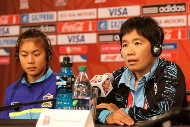 v.li.: Silawan Intamee (THA), Nuengrutai Srathongvian (Trainerin, Coach, THA), vor dem Spiel Elfenbeinküste (Ivory Coast, Cote d Ivoire) gegen Thailand, Fussball, FIFA Frauen-WM 2015, PK vor Elfenbeinküste gegen Thailand, xozx