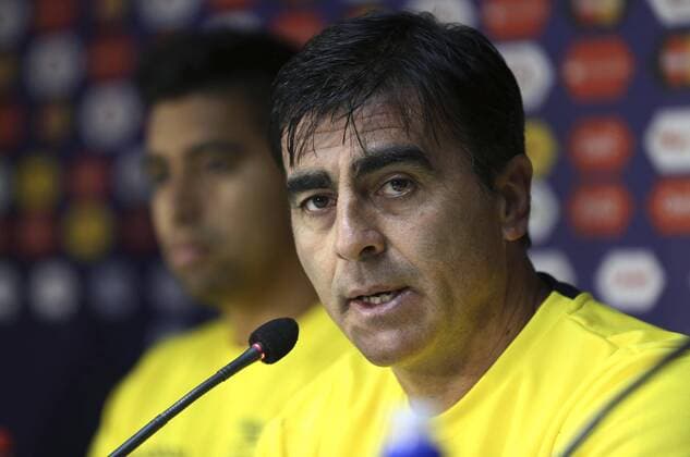 SANTIAGO, June 10, 2015 -- The coach Gustavo Domingo Quinteros of Ecuador s national team Nationalteam takes part in a press conference PK Pressekonferenz prior to the opening game of 2015 Copa America against Chile, in Santiago, Chile, on June 10, 2015. The 2015 Copa America, will be held in Chile from June 11 to July 4. Claudio Fanchi ) (jp) (SP)CHILE-SANTIAGO-COPA AMERICA-ECUADOR-CONFERENCE TELAM 
