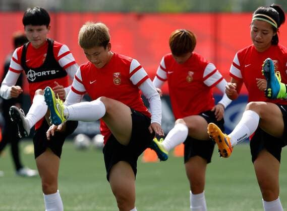EDMONTON, June 10, 2015 -- Players of China attend a training session at Clareview Field in Edmonton, Canada on June 10, 2015. Chinese women s national soccer team will play the Netherlands in the Group A match of 2015 FIFA Women s World Cup on Thursday. ) (SP)CANADA-EDMONTON-FIFA WOMEN S WORLD CUP-CHINA-TRAINING wangxlili 