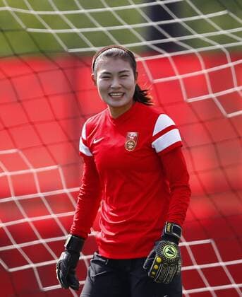 EDMONTON, June 10, 2015 -- China s goalkeeper Wang Fei reacts during a training session at Clareview Field in Edmonton, Canada on June 10, 2015. Chinese women s national soccer team will play the Netherlands in the Group A match of 2015 FIFA Women s World Cup on Thursday. Ding Xu) (SP)CANADA-EDMONTON-FIFA WOMEN S WORLD CUP-CHINA-TRAINING wangxlili 