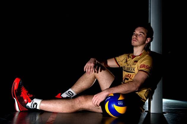 24.05.2015, Sportzentrum Westenfeld, Bochum Volleyball, Fotoshooting Nationalmannschaft Maenner Porträt, Portraet, Portrait Denis Kaliberda ( 6 GER) Out of the box