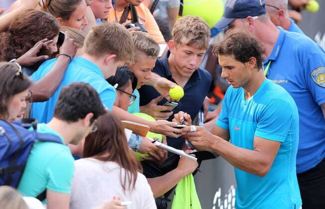 Stuttgart , Tennis Weissenhof Mercedes Cup 2015, Rafael Nadal (ESP) schreibt Autogramme