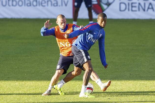 (L-R) Wesley Sneijder of Holland, Georginio Wijnaldum of Holland during a training session prior to the UEFA EURO EM Europameisterschaft Fussball 2016 qualifying match between Latvia and The Netherlands on June 11, 2015 at the Skonto stadium in Riga, The Netherlands. Netherlands Training session in Riga 2014 2015 xVIxxIVx 3958186