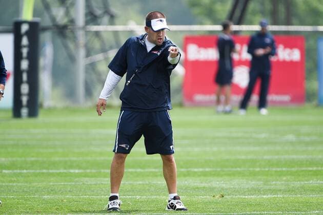 June 11, 2015 - Foxborough, Massachusetts, U.S. - New England Patriots offensive coordinator Josh McDaniels signals to players the organized team activities held on the practice fields at Gillette Stadium in Foxborough Massachusetts. Eric Canha CSM NFL American Football Herren USA 2015: Patriots OTA JUN 11 - ZUMAc04_