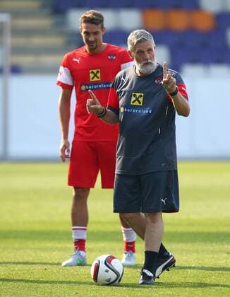 Aktuell Fußball, Training Nationalteam Österreich SOCCER - UEFA EURO EM Europameisterschaft Fussball 2016 quali, RUS vs AUT, preview VIENNA,AUSTRIA,11.JUN.15 - SOCCER - UEFA European Championship EM Europameisterschaft 2016, European Qualifiers, OEFB international match Länderspiel Russia vs Austria, preview, training of team AUT. Image shows Stefan Ilsanker and athlete coach Roger Spry (AUT). GEPAxpictures xChristianxOrt