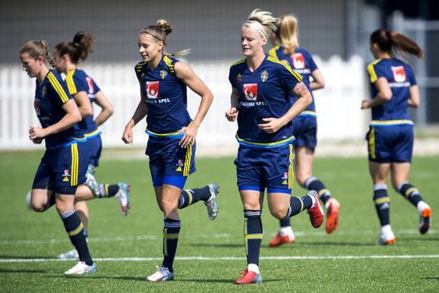 June 11, 2015 - Winnipeg: Emma Berglund, Charlotte Rohlin, Nilla Fischer - Fussball, Training Nationalteam Schweden. kod CS 57682 News - June 11, 2015  - ZUMAb138