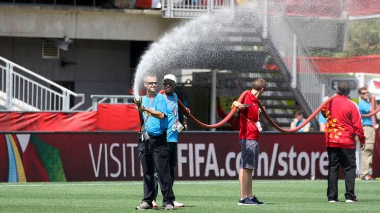 Der umstrittene Kunstrasen wird im Stadion von Ottawa bewässert, Fussball, FIFA Frauen-WM 2015, Deutschland - Norwegen, xozx