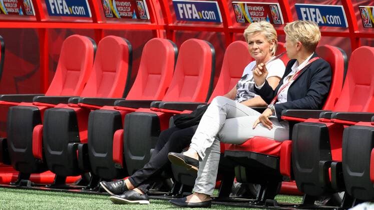 v.li.: Silvia Neid (Trainerin, Coach, Deutschland) und Doris Fitschen (Managerin, DFB-Frauen) auf der Ersatzbank, Fussball, FIFA Frauen-WM 2015, Deutschland - Norwegen, xozx