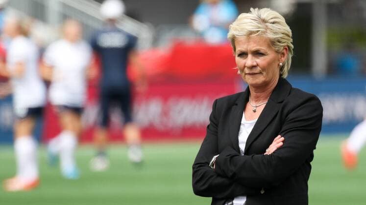 Silvia Neid (Trainerin, Coach, Deutschland) beißt auf die Unterlippe, mitverschränkten Armen, Fussball, FIFA Frauen-WM 2015, Deutschland - Norwegen, xozx