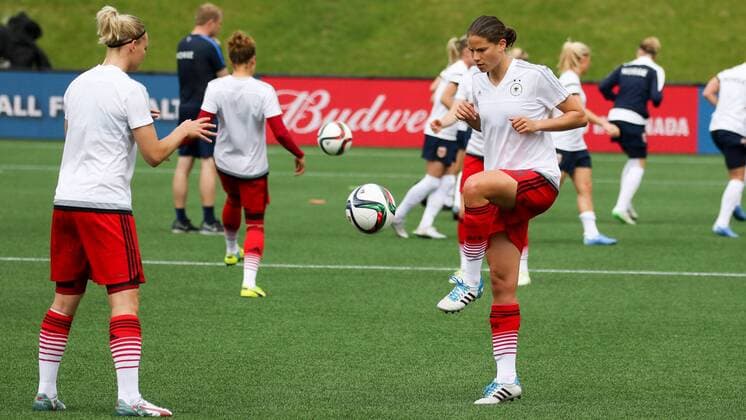 Annike Krahn (Deutschland) beim Warmmachen, Fussball, FIFA Frauen-WM 2015, Deutschland - Norwegen, xozx