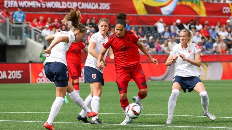 Aktuell Fußball, Damen WM in Kanada, Deutschland - Norwegen Celia Sasic (Deutschland) umringt von Norwegerinnen, Fussball, FIFA Frauen-WM 2015, Deutschland - Norwegen, xozx