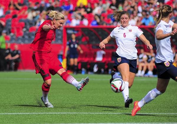 Aktuell Fußball, Damen WM in Kanada, Deutschland - Norwegen June 11, 2015 - Ottawa, Ontario, Canada - June 11, 2015: Forward Alexandra Popp ( 18) of Germany shoots at goal during the FIFA 2015 Women s World Cup Group B match between Germany and Norway at Lansdowne Stadium in Ottawa, Canada. Soccer: FIFA 2015 Women s World Cup Group B Match - Germany versus Norway. - ZUMAk120