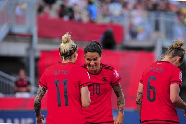 Aktuell Fußball, Damen WM in Kanada, Deutschland - Norwegen June 11, 2015 - Ottawa, Ontario, Canada - June 11, 2015: Midfielder Dzsenifer Marozsan ( 10) of Germany congratulates Forward Anja Mittag ( 11) of Germany after her goal during the FIFA 2015 Women s World Cup Group B match between Germany and Norway at Lansdowne Stadium in Ottawa, Canada. Soccer: FIFA 2015 Women s World Cup Group B Match - Germany versus Norway. - ZUMAk120