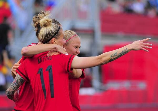 Aktuell Fußball, Damen WM in Kanada, Deutschland - Norwegen June 11, 2015 - Ottawa, Ontario, Canada - June 11, 2015: Forward Anja Mittag ( 11) of Germany is congratulated after her goal during the FIFA 2015 Women s World Cup Group B match between Germany and Norway at Lansdowne Stadium in Ottawa, Canada. Soccer: FIFA 2015 Women s World Cup Group B Match - Germany versus Norway. - ZUMAk120