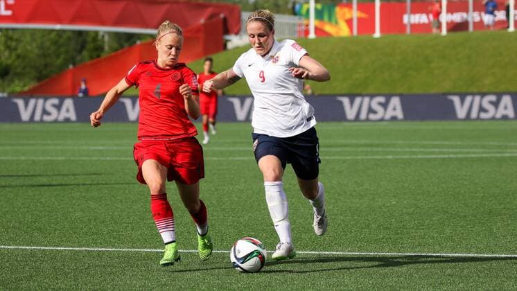 v.li.: Leonie Maier (Deutschland), Isabell Herlovsen (NOR), im Laufduell, Fussball, FIFA Frauen-WM 2015, Deutschland - Norwegen, xozx