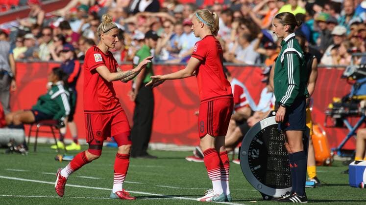 v.li.: Anja Mittag (Deutschland) wird ausgewechselt, dafür betritt Pauline Bremer (Deutschland) den Platz, Einwechslung, Auswechslung, Fussball, FIFA Frauen-WM 2015, Deutschland - Norwegen, xozx