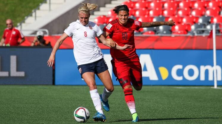 v.li.: Solveig Gulbrandsen (NOR), Dzsenifer Marozsan (Deutschland), Zweikampf, Duell, duel, tackle, Dynamik, Action, Aktion, Fussball, FIFA Frauen-WM 2015, Deutschland - Norwegen, xozx