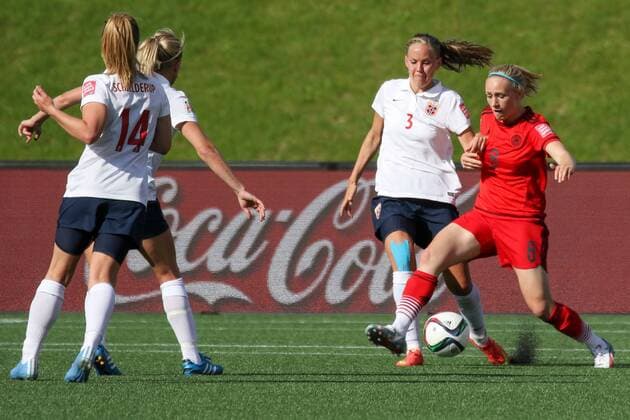 v.li.: Marita Skammelsrud Lund (NOR), Pauline Bremer (Deutschland), Zweikampf, Duell, duel, tackle, Dynamik, Action, Aktion, Fussball, FIFA Frauen-WM 2015, Deutschland - Norwegen, xozx