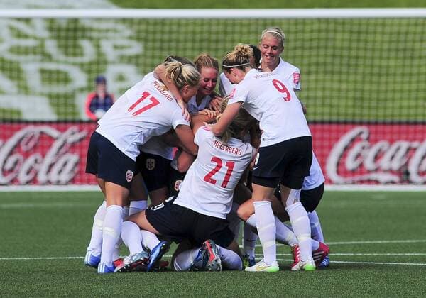 June 11, 2015 - Ottawa, Ontario, Canada - June 11, 2015: Norway team mates surround Maren Mjelde ( 6) of Norway after her goal during the FIFA 2015 Women s World Cup Group B match between Germany and Norway, which ended in a 1-1 draw at Lansdowne Stadium in Ottawa, Canada. Soccer: FIFA 2015 Women s World Cup Group B Match - Germany versus Norway. - ZUMAk120
