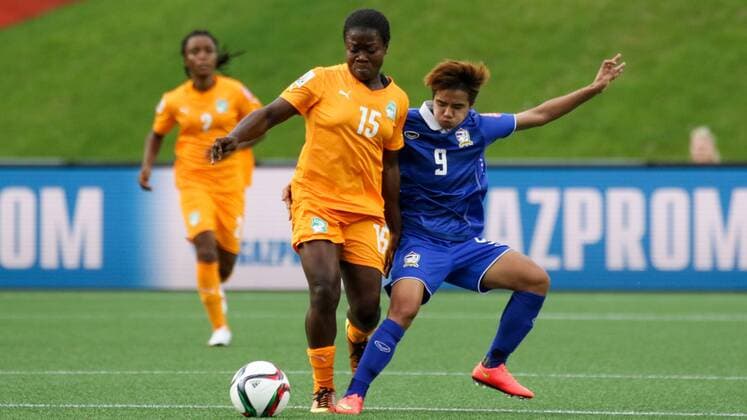 v.li.: Christine Lohoues (CIV), Warunee Phetwiset (THA), Zweikampf, Duell, duel, tackle, Dynamik, Action, Aktion, Fussball, FIFA Frauen-WM 2015, Elfenbeinküste - Thailand, xozx