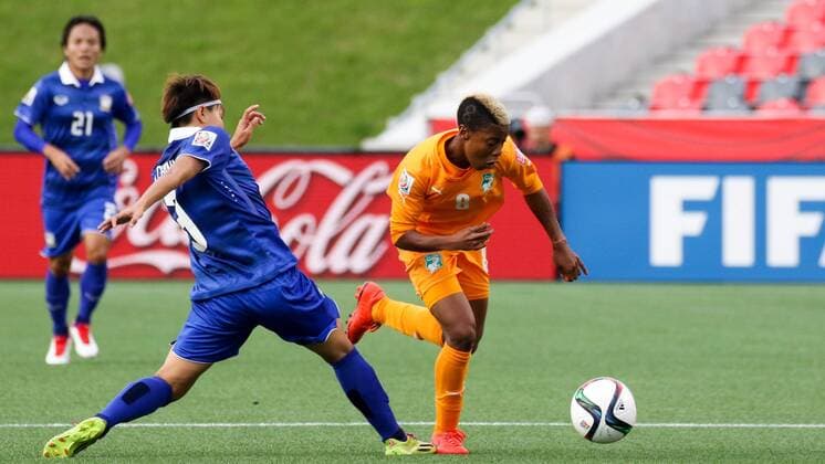 v.li.: Natthakarn Chinwong (THA), Ines Nrehy (CIV), Fussball, FIFA Frauen-WM 2015, Elfenbeinküste - Thailand, xozx